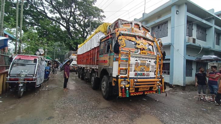 হিলি স্থলবন্দর দিয়ে আমদানি-রপ্তানি শুরু