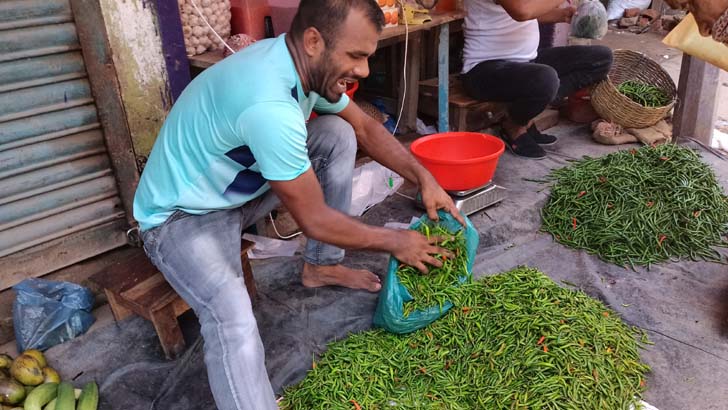 রোববার ৬০০, সোমবার কাঁচামরিচের কেজি ২২০