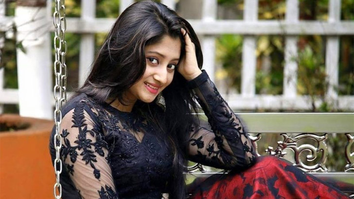 ব্রেকিং নিউজ দিলেন পূজা