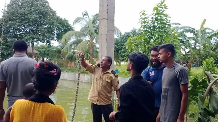 ইকোপার্কে দোলনা ছিঁড়ে পানিতে পড়ল ২ দর্শনার্থী