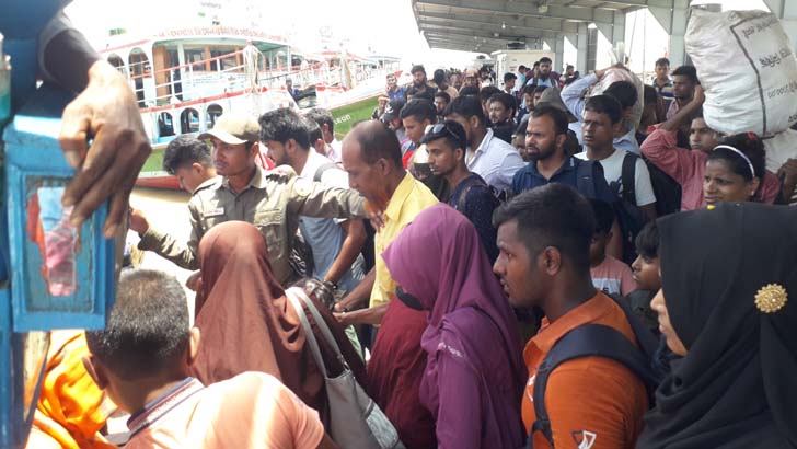 দৌলতদিয়া লঞ্চঘাটে ঢাকামুখী যাত্রীদের উপচেপড়া ভিড়