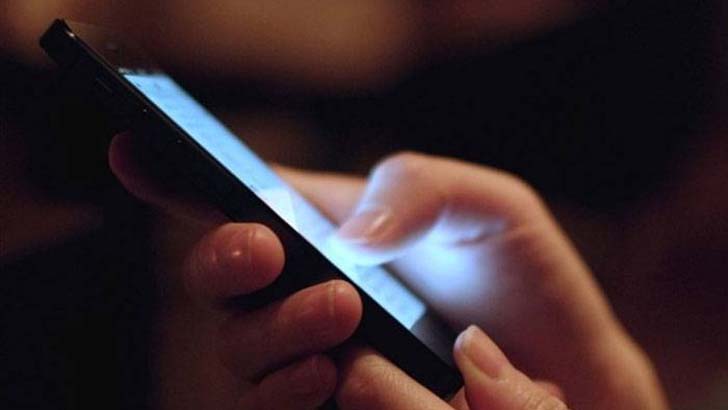 প্রবাসী স্বামীর সঙ্গে ভিডিওকলে কথা বলার সময় প্রাণ গেল স্ত্রীর