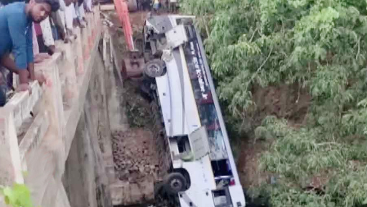 বিয়েবাড়ি থেকে ফেরার পথে বাস খালে, নিহত ৭