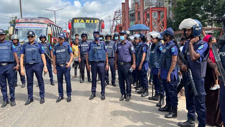 রাজধানীর প্রবেশপথে পুলিশের ব্যাপক তল্লাশি, ভোগান্তিতে সাধারণ যাত্রীরা
