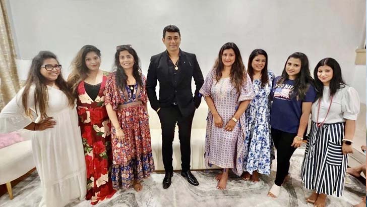 আমেরিকায় এসে যেখানে যাই মেয়েরা জেঁকে ধরছে: জায়েদ খান