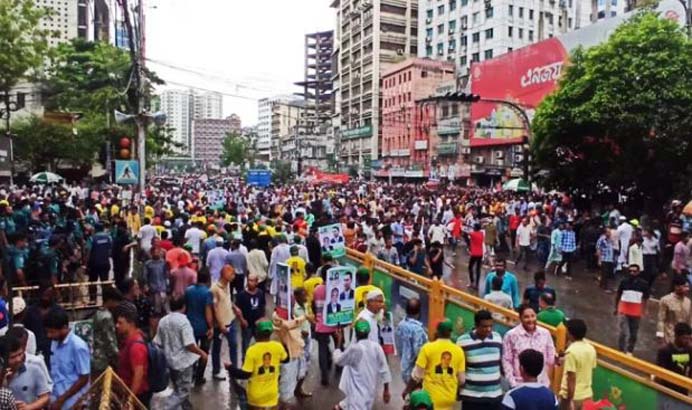 সমাবেশে যেতে না পেরে ঢাকার বিভিন্ন পয়েন্টে বিএনপি নেতাকর্মীদের অবস্থান