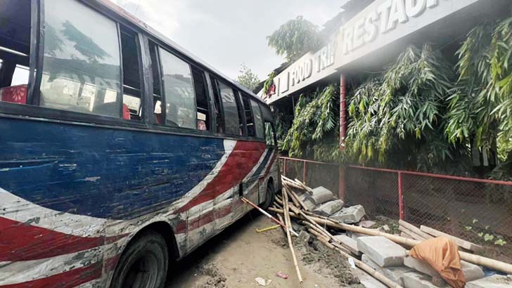 রামপুরায় বিশ্ববিদ্যালয় শিক্ষার্থী ও শিশুর প্রাণ কাড়ল ভিক্টর বাস