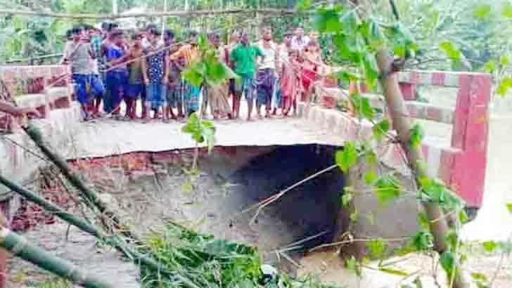 তিস্তার পানির স্রোতে কালভার্ট ভেঙে ১০ গ্রামের যোগাযোগ বিচ্ছিন্ন  