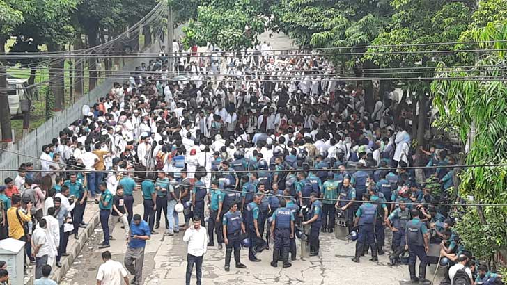 শাহবাগে আন্দোলনরত শিক্ষানবিশ চিকিৎসকদের ওপর লাঠিচার্জের অভিযোগ