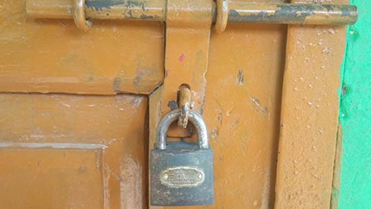 গৌরীপুরে স্কুলে স্কুলে তালা, ফিরে গেল শিক্ষার্থীরা!