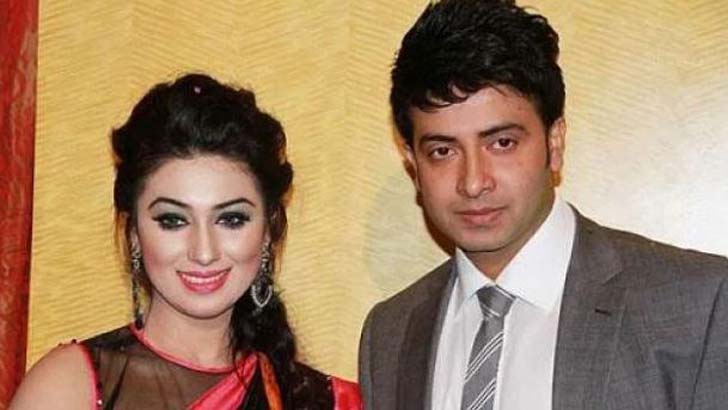 নিউইয়র্কে এক গাড়িতে শাকিব-অপু