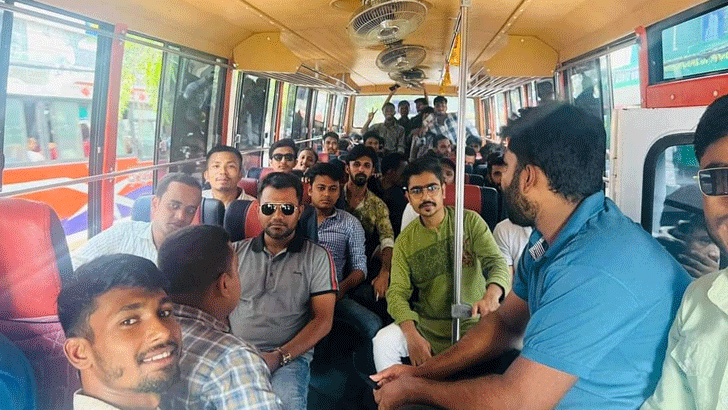 কলেজবাস নিয়ে রাজনৈতিক কর্মসূচিতে যাওয়ার অভিযোগ ছাত্রলীগের বিরুদ্ধে