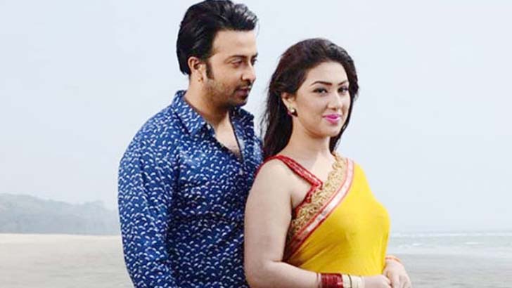 আমেরিকায় একসঙ্গে শাকিব-অপু, পুনর্মিলন নাকি টাইমপাস?