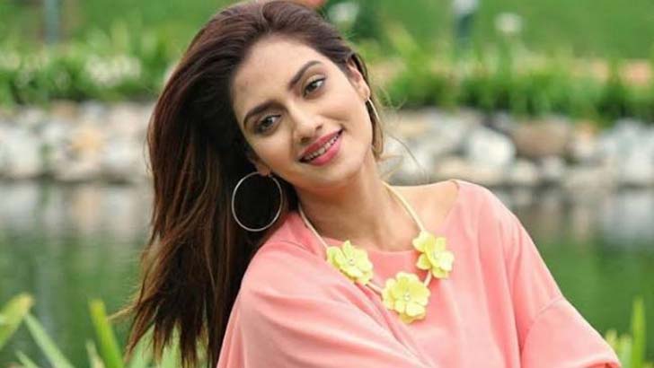 সরকারি গাড়িতে শুটিংয়ে গিয়ে বিতর্কে নুসরাত