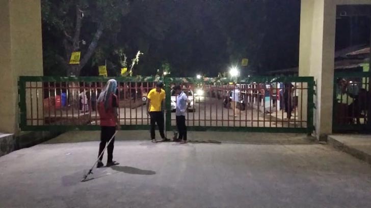 সভাপতিকে প্রতিহত করতে চবির মূল ফটকে ছাত্রলীগের তালা