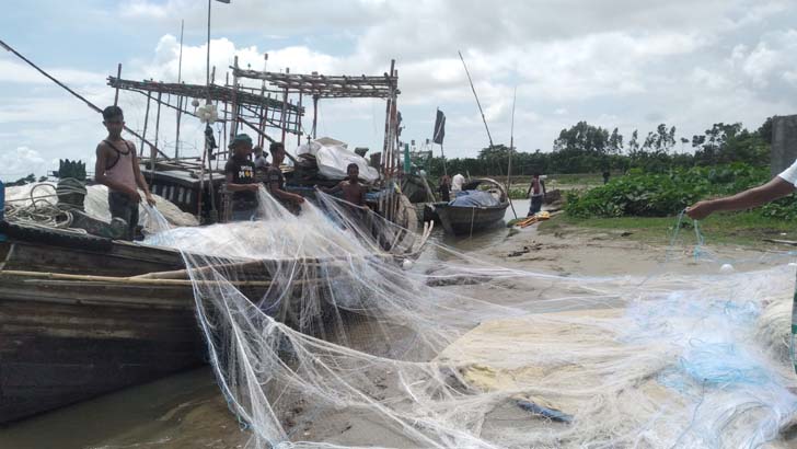 শেষ হচ্ছে ৬৫ দিনের নিষেধাজ্ঞা, মাছ ধরার জন্য প্রস্তুত জেলেরা