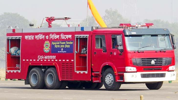 ফতুল্লায় আগুন নেভাতে গিয়ে ফায়ার সার্ভিসের গাড়িচালকসহ নিহত ২ 