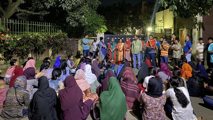 রাতে উপাচার্যের বাসভবনের সামনে ছাত্রীদের অবস্থান
