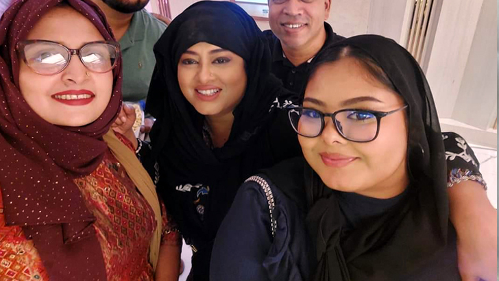 বোরকা পরে সিনেমা হলে মৌসুমী