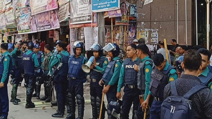 কঠোর অবস্থানে পুলিশ, থমথমে নয়াপল্টন 