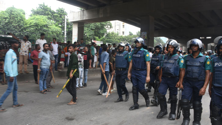 বিএনপির সঙ্গে সংঘর্ষে অর্ধশতাধিক পুলিশ আহত