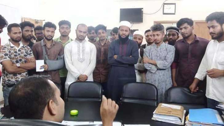 ববি রেজিস্ট্রারকে অবরুদ্ধ করলেন শিক্ষার্থীরা