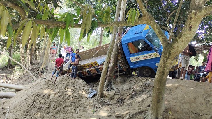 চাটমোহরে বালু বোঝাই ট্রাকের চাপায় স্কুলছাত্রী নিহত