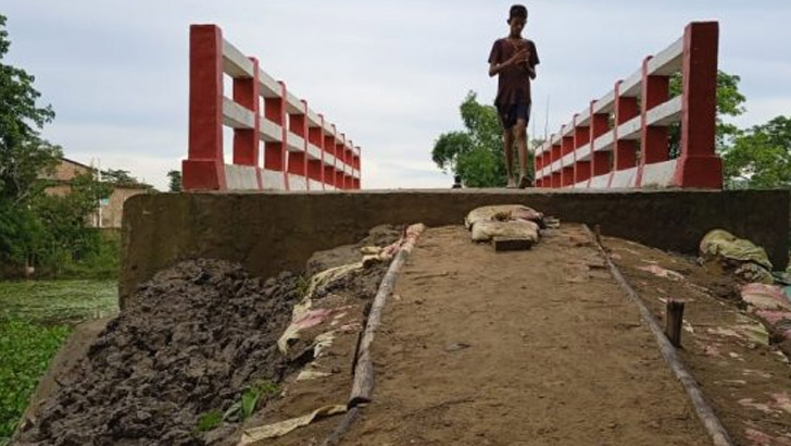 উদ্বোধনের আগেই সেতুর সংযোগ সড়কে ধস