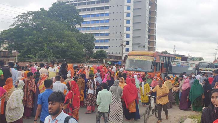 গাজীপুরে বকেয়া বেতন দাবিতে সড়ক অবরোধ