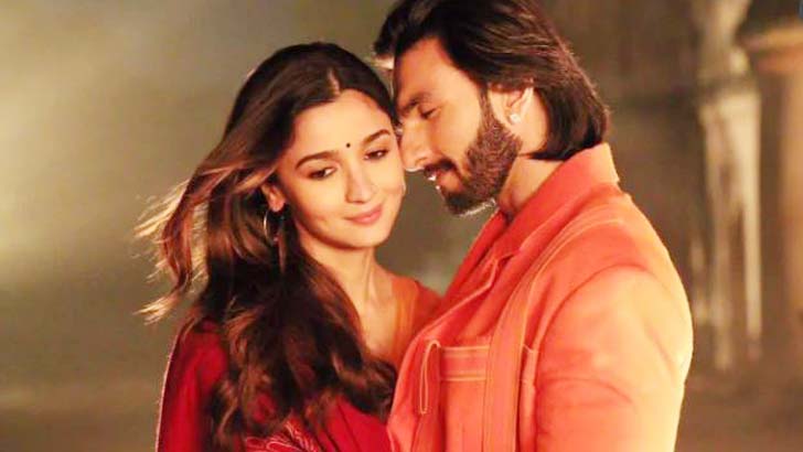 রণবীর-আলিয়ার প্রেম কাহিনি দেখতে দর্শকে পূর্ণ প্রেক্ষাগৃহ