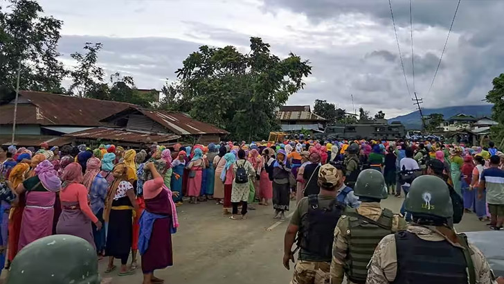 আবার উত্তপ্ত মণিপুর, থানা ভেঙে অস্ত্র গুলি বোমা লুট