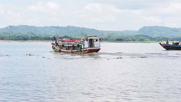 কাপ্তাই হ্রদে নৌযান চলাচল বন্ধ