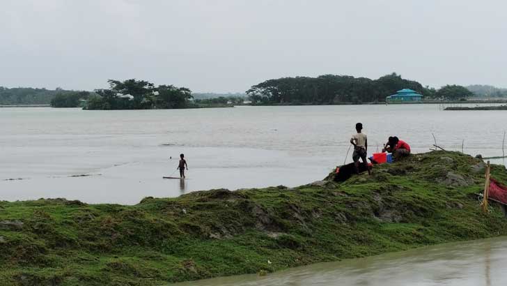 মনপুরায় পানিবন্দি ১০ গ্রামের বাসিন্দা