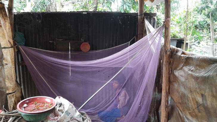 অর্থাভাবে চিকিৎসা হচ্ছে না আমেনার, পড়াশোনা বন্ধের পথে বোন মনিকার