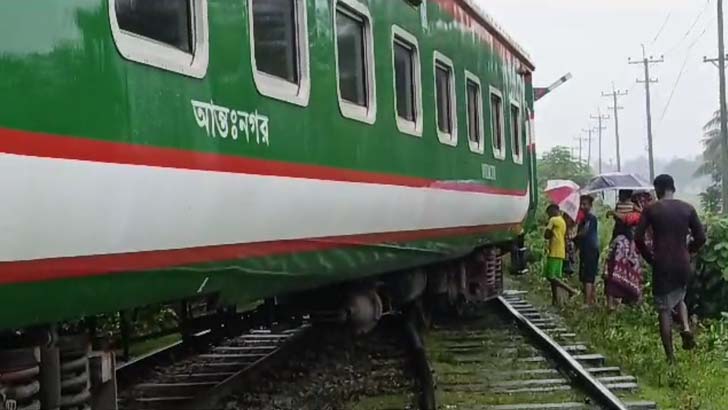 কিশোরগঞ্জ এক্সপ্রেসের বগি লাইনচ্যুত, ট্রেন চলাচল বন্ধ