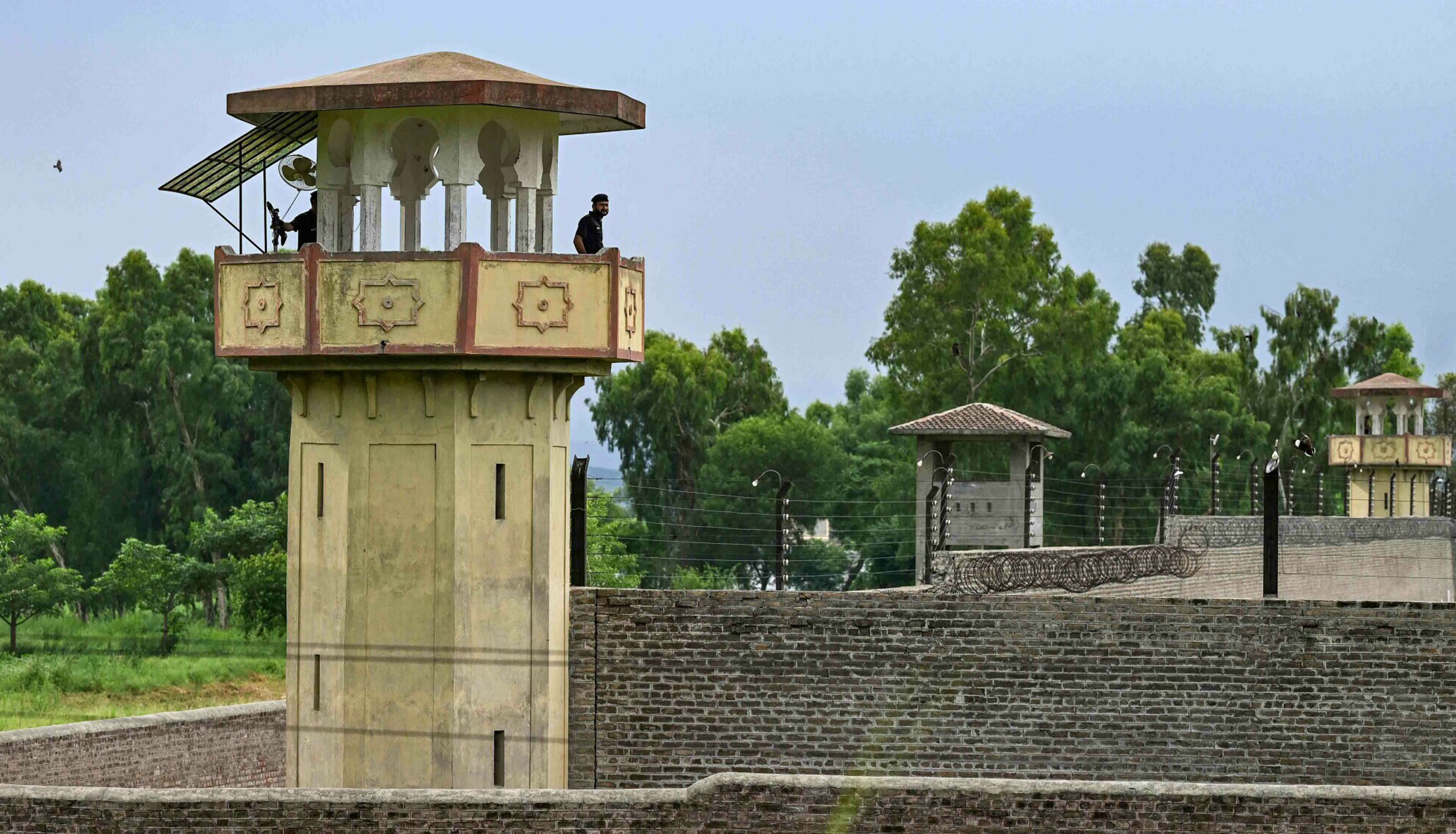 ৬৭ একর জেলখানার ছোট্ট ঘরে ইমরান খান