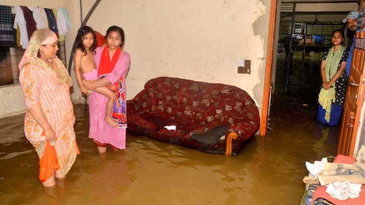 চট্টগ্রামে তিন দিনের বর্ষণে পানিবন্দি লাখ লাখ মানুষ