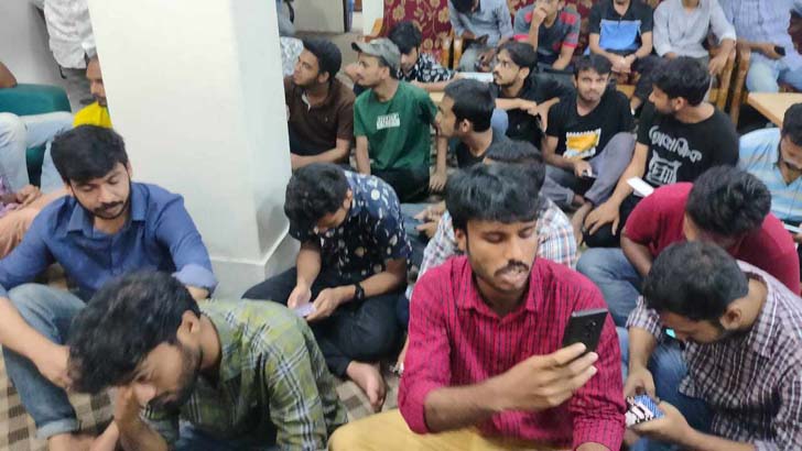 ১৩ দাবি নিয়ে উপাচার্য কার্যালয়ে শিক্ষার্থীরা 