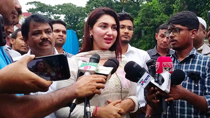 ডিবির কাছে ৪ জনের বিরুদ্ধে অভিযোগ দিলেন অপু বিশ্বাস 