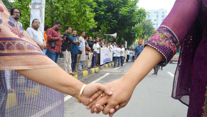 রাজশাহীতে বেতার শিল্পীদের সম্মানী বৃদ্ধির দাবিতে মানববন্ধন