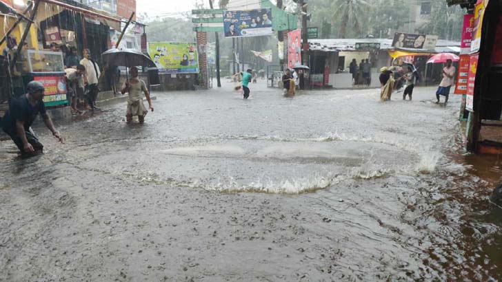 সাতকানিয়ায় পানিবন্দি লক্ষাধিক মানুষ