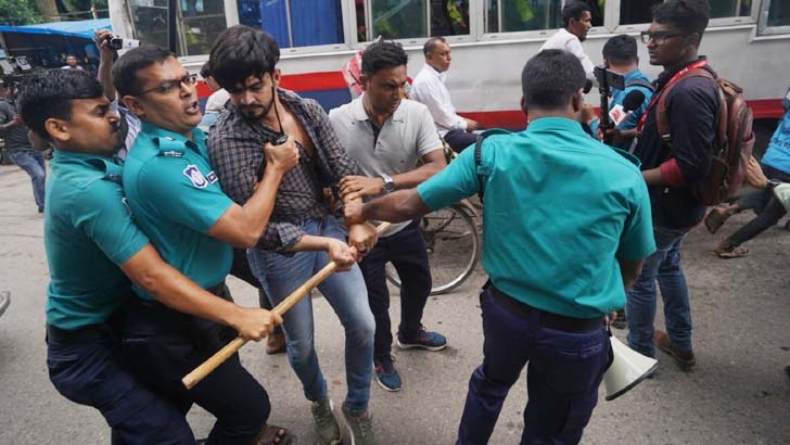 এইচএসসি পরীক্ষা পেছানোর আন্দোলনে ৬ শিক্ষার্থী আটক