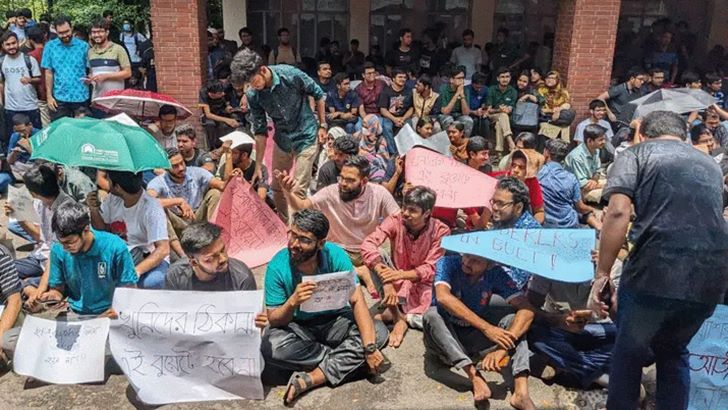 আশিকুল ক্লাসে ফেরায় ভিসির কার্যালয়ের সামনে বুয়েট শিক্ষার্থীদের অবস্থান