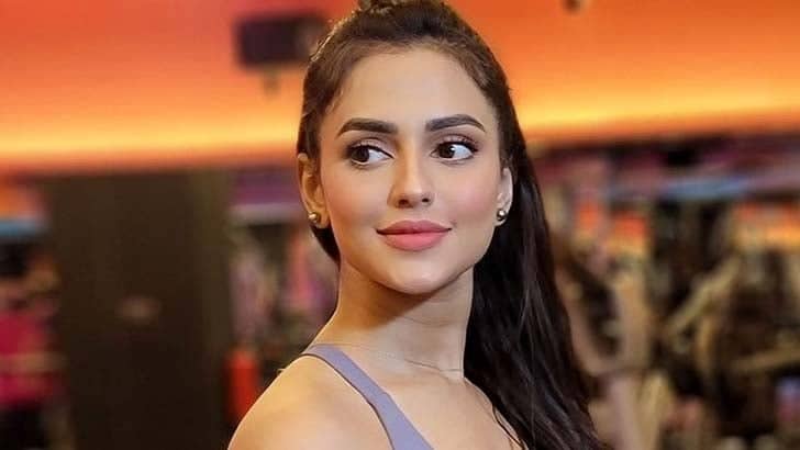 নারী কিসে আটকায়?