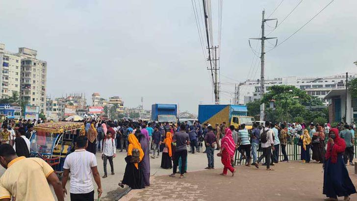 লরিচাপায় নারীর মৃত্যু, গার্মেন্টস শ্রমিকদের সড়ক অবরোধ