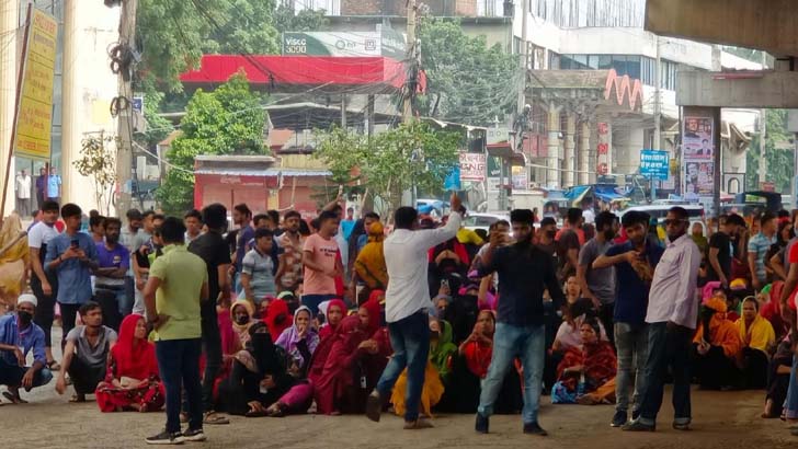 টঙ্গীতে গার্মেন্টস শ্রমিকদের মহাসড়ক অবরোধ