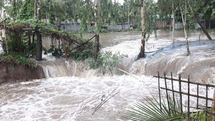 ধীরে নামছে বন্যার পানি ভেসে উঠছে ক্ষত