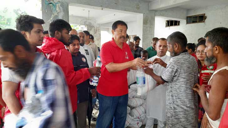 বান্দরবানে বন্যা দুর্গতদের পাশে বীর বাহাদুর এমপি