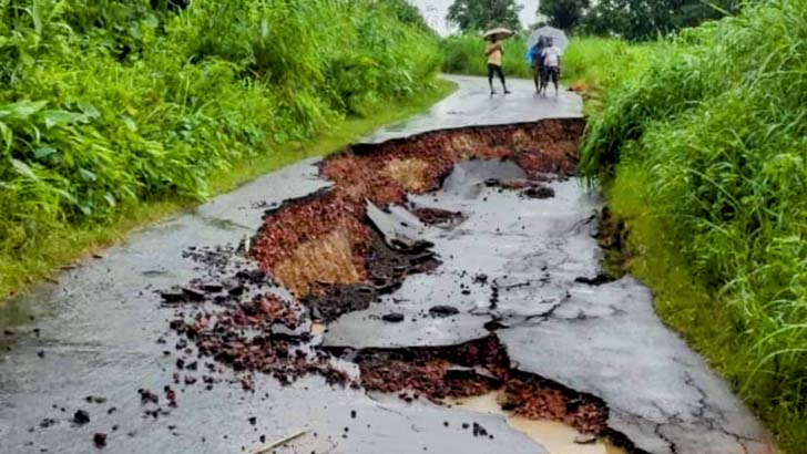 রুমা-থানচি সড়ক ৪ দিন ধরে বিচ্ছিন্ন