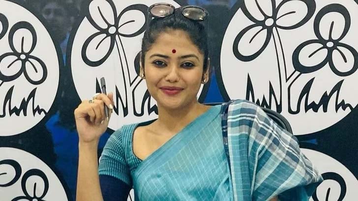 রাজনীতিতে পা দিয়েই পাল্টে গেলেন খোলামেলা সায়নী!